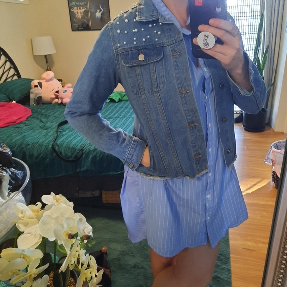 ✨HOST PICK✨ Pearl embellished denim jacket sz M - Picture 5 of 7